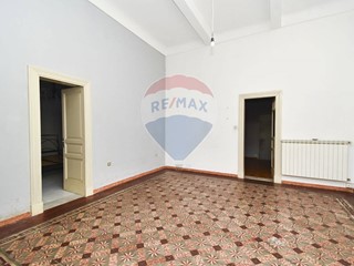Casa Indipendente in Vendita a Belpasso, 180'000€, 220 m²