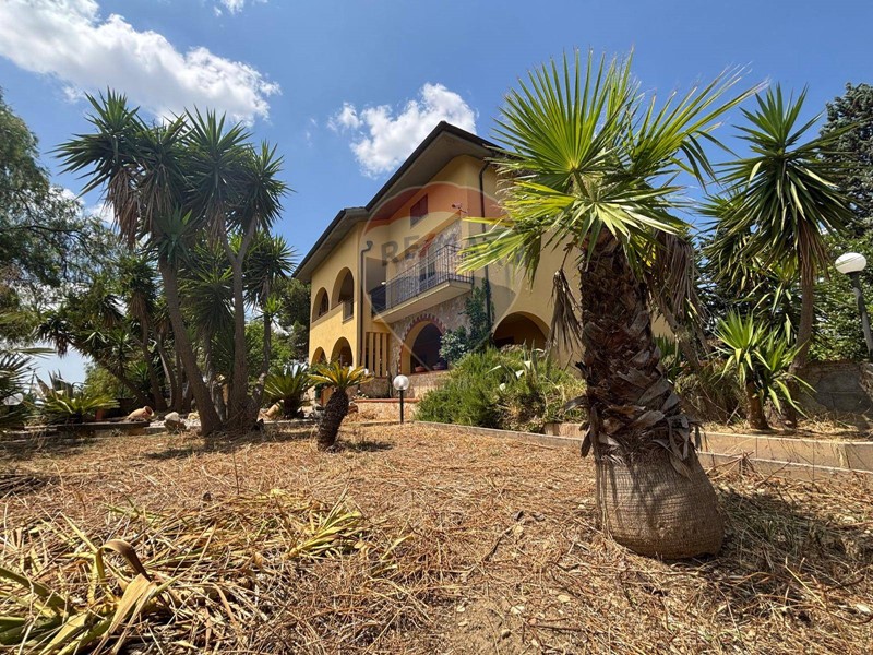 Casa Semi Indipendente in Vendita a Caltanissetta, 249'000€, 290 m²