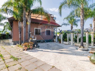 Villa in Vendita a Calatabiano, 550'000€, 200 m²