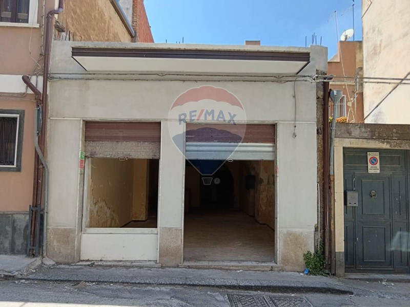 Immobile commerciale in Vendita a Paternò, 70'000€, 84 m²