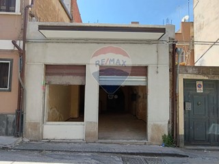 Immobile commerciale in Vendita a Paternò, 70'000€, 84 m²
