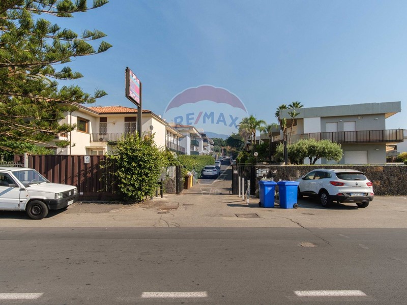 Immobile commerciale in Vendita a Aci Castello, 169'000€, 140 m²