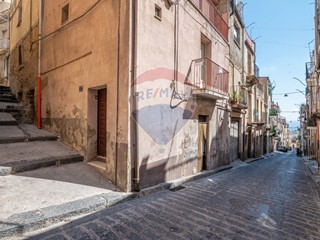 Casa Semi Indipendente in Vendita a Caltagirone, 16'000€, 100 m²