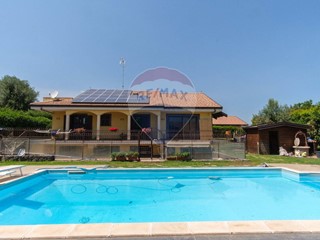 Villa in Vendita a Viagrande, 550'000&euro;, 340 m²