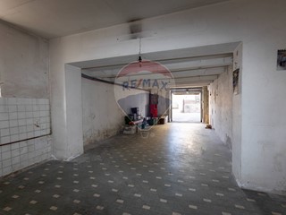 Box in Vendita a Jesi, 39'000€, 90 m²
