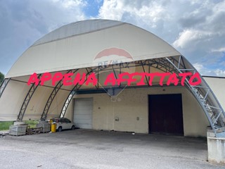 Capannone in Affitto a Bettona, 1'200€, 560 m²