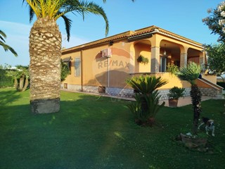 Villa in Vendita a Nettuno, 299'000€, 260 m²