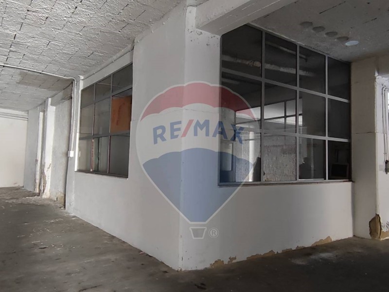 Immobile commerciale in Vendita a Caltagirone, 58'000€, 635 m², con Box