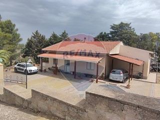 Villa in Vendita a Caltagirone, 120'000€, 144 m²