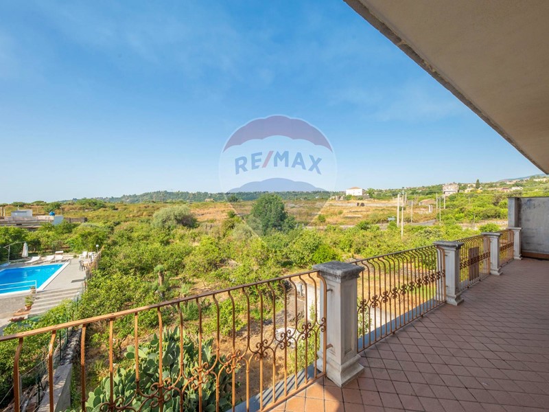 Villa in Vendita a Acireale, 209'000€, 300 m²
