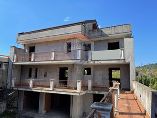 Villa in Vendita a Acireale, 209'000€, 300 m²