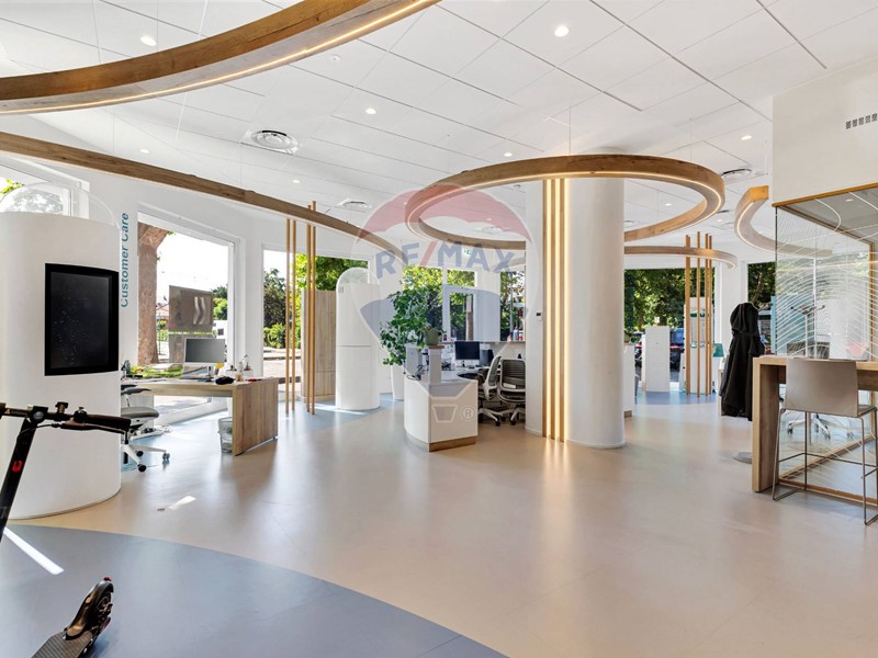 Negozio in Vendita a Monza, 250'000€, 318 m²