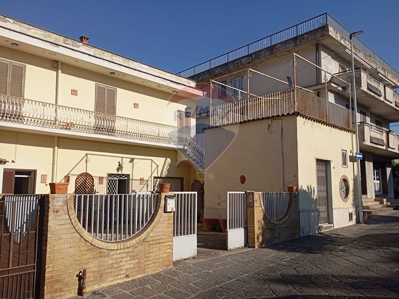 Casa Indipendente in Vendita a Santa Maria a Vico, 419'000€, 385 m²
