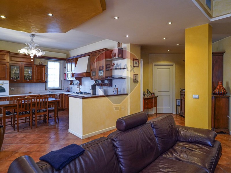 Quadrilocale in Vendita a Stezzano, 295'000€, 186 m²