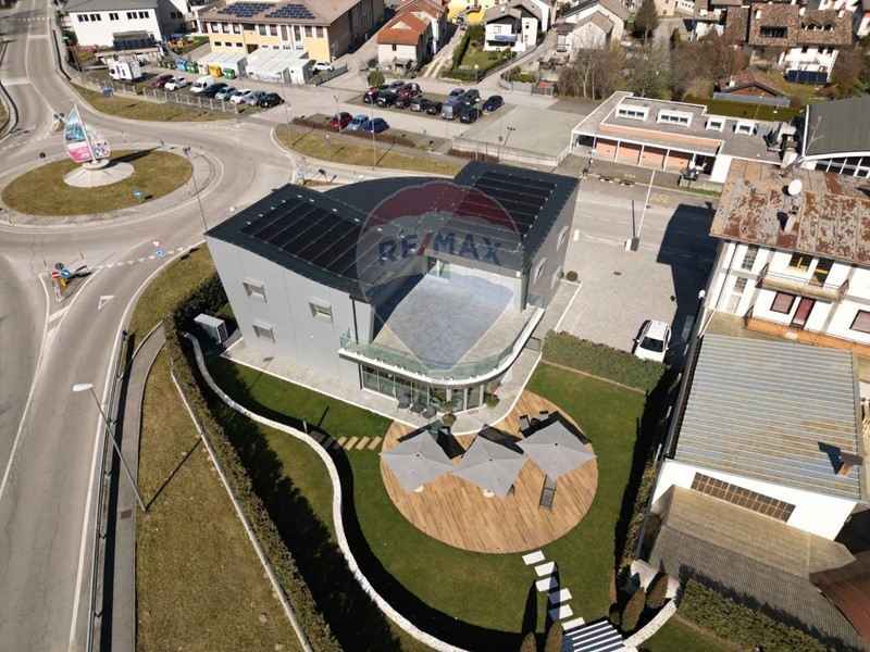 Laboratorio in Affitto a Alpago, 2'800&euro;, 175 m²