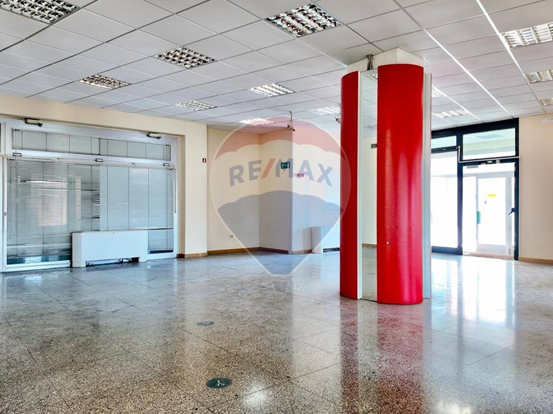 Ufficio in Vendita a Ancona, 395'000€, 647 m²