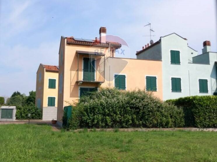 Villa in Vendita a Biandrate, 105'000€, 130 m²