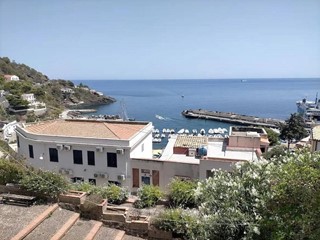 Attività commerciale in Vendita a Ustica, 85'000€, 65 m²