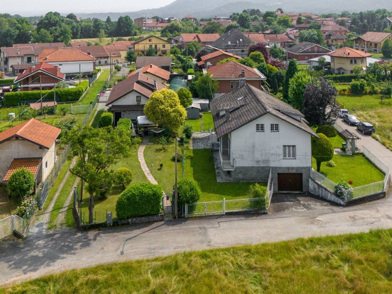 Villa in Vendita a Fiano, 298'000€, 290 m², con Box