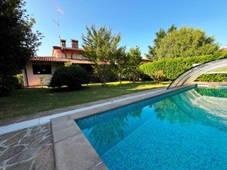 Villa in Vendita a Gorizia, 490'000€, 270 m²