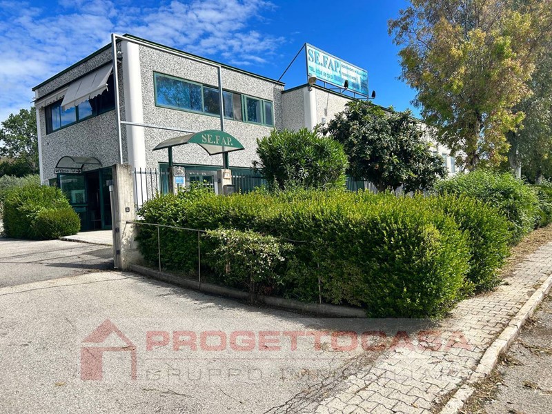 Capannone in Vendita a Colli del Tronto, 540'000€, 1057 m²