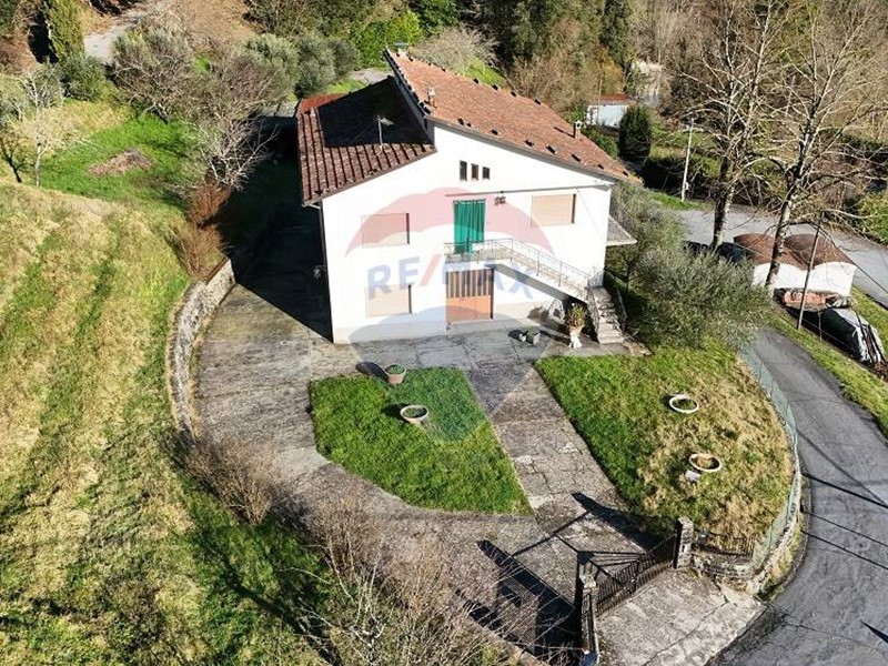 Villa in Vendita a Bagni di Lucca, 197'000€, 190 m²