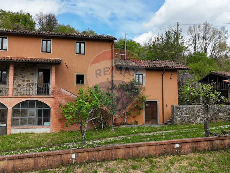 Rustico in Vendita a Camporgiano, 337'000&euro;, 338 m²