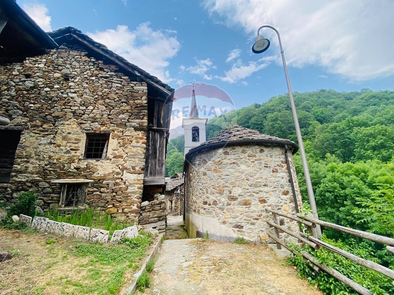 Casa Semi Indipendente in Vendita a Fontainemore, 30'000€, 90 m²