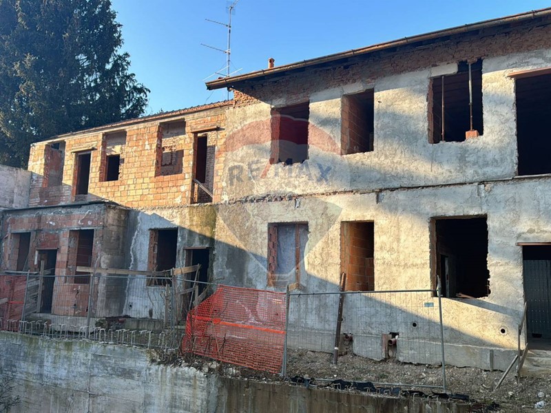 Rustico in Vendita a Castellanza, 1700 m²