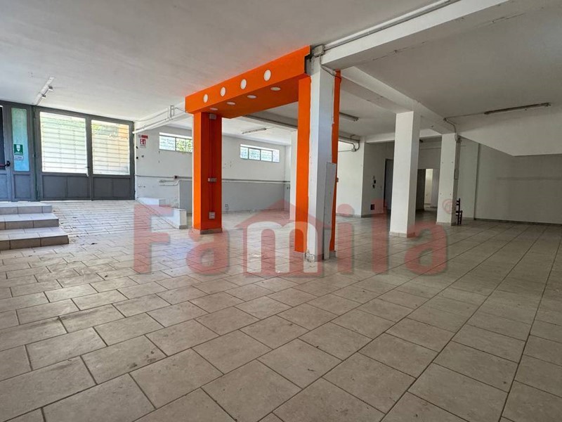 Immobile commerciale in Affitto a Sirignano, 1'000€, 250 m²