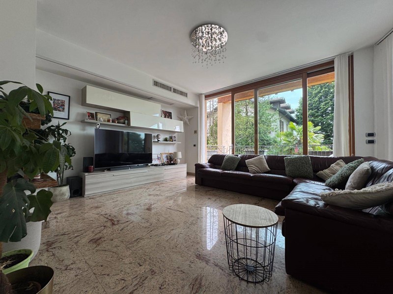 Villa in Vendita a Vergiate, 790'000€, 400 m²
