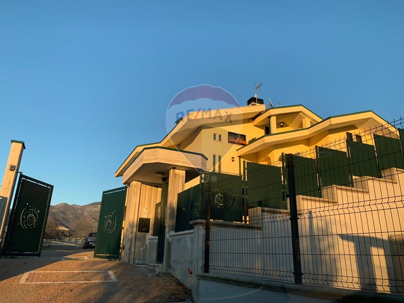 Casa Indipendente in Vendita a Cervaro, 450'000€, 440 m²