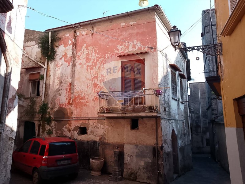 Casa Indipendente in Vendita a Sessa Aurunca, 85'000€, 340 m²