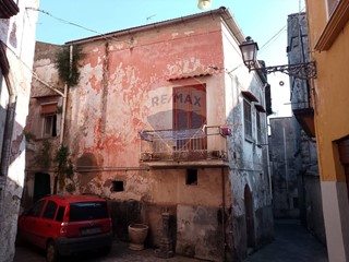 Casa Indipendente in Vendita a Sessa Aurunca, 85'000€, 340 m²