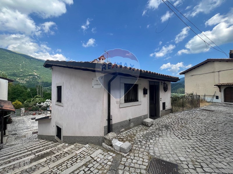 Casa Indipendente in Vendita a Villetta Barrea, 185'000€, 126 m²