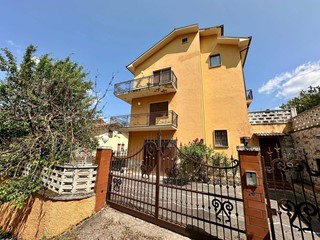Villa in Vendita a L'Aquila, 198'000&euro;, 240 m²