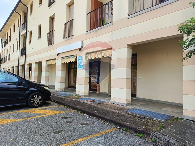 Immobile commerciale in Vendita a Sernaglia della Battaglia, 300'000€, 290 m²