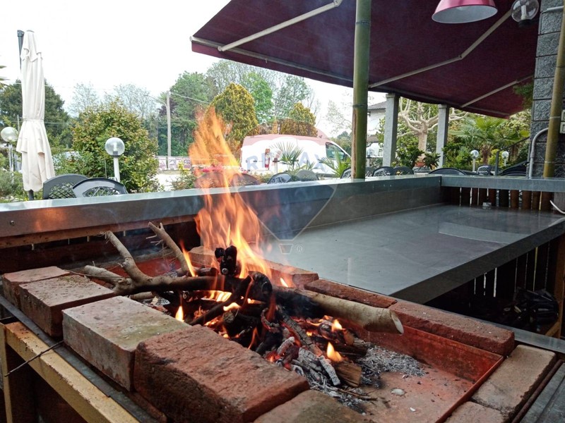 Attività commerciale in Vendita a Leggiuno, 190'000€, 200 m²