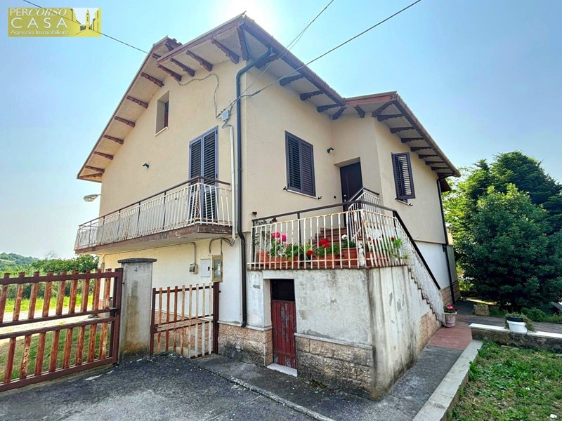 Casa Indipendente in Vendita a Tossicia, 99'000€, 173 m²