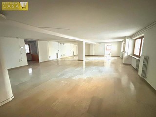 Immobile commerciale in Affitto a Teramo, 950&euro;, 143 m²