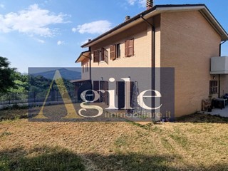 Villetta a schiera in Vendita a Ascoli Piceno, 280'000€, 270 m²