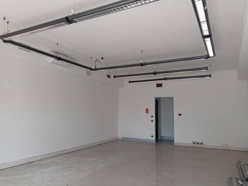 Attività commerciale in Affitto a Calci, 750€, 80 m²