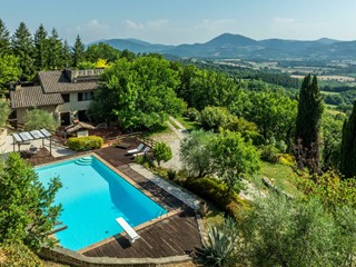 Villa in Vendita a Montone, 1'590'000€, 680 m²