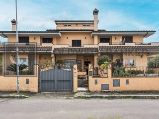 Villetta a schiera in Affitto a Ciampino, 1'250€, 160 m²