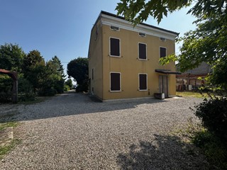 Villa in Vendita a Concordia sulla Secchia, 155'000€, 273 m²
