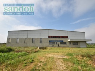 Capannone in Vendita a Stroppiana, 2500 m²