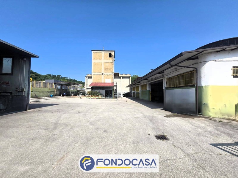 Attività commerciale in Vendita a Ascoli Piceno, 240'000€, 1500 m²