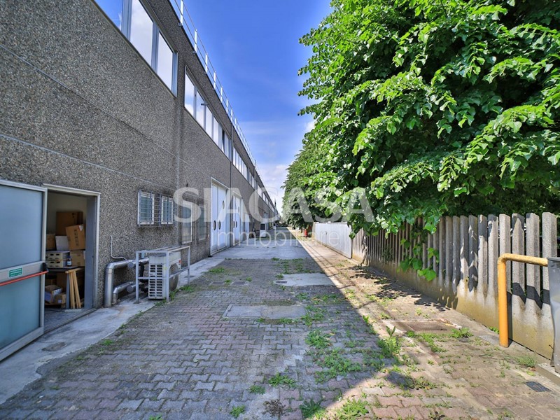 Capannone in Affitto a Liscate, 5'700€, 1254 m²