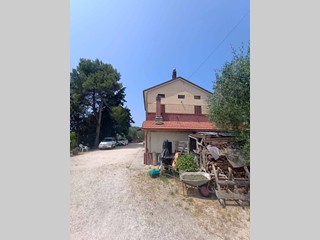 Casa Indipendente in Vendita a Mombaroccio, 250'000€, 347 m²