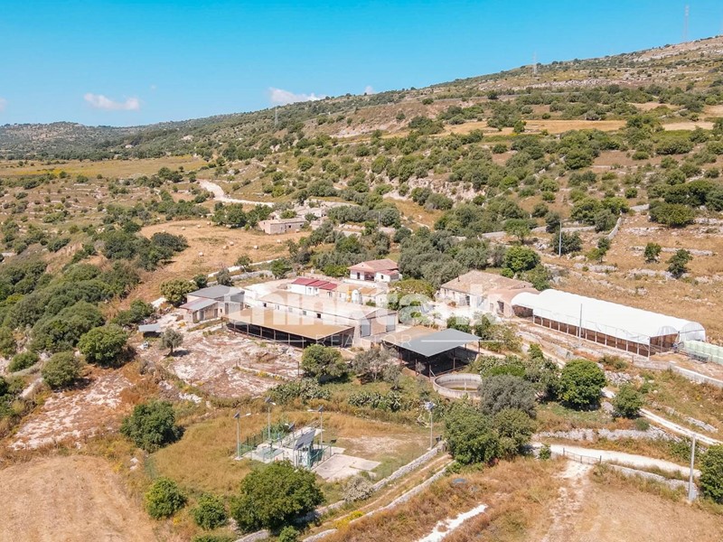 Rustico in Vendita a Ragusa, 450'000&euro;, 950 m², con Box